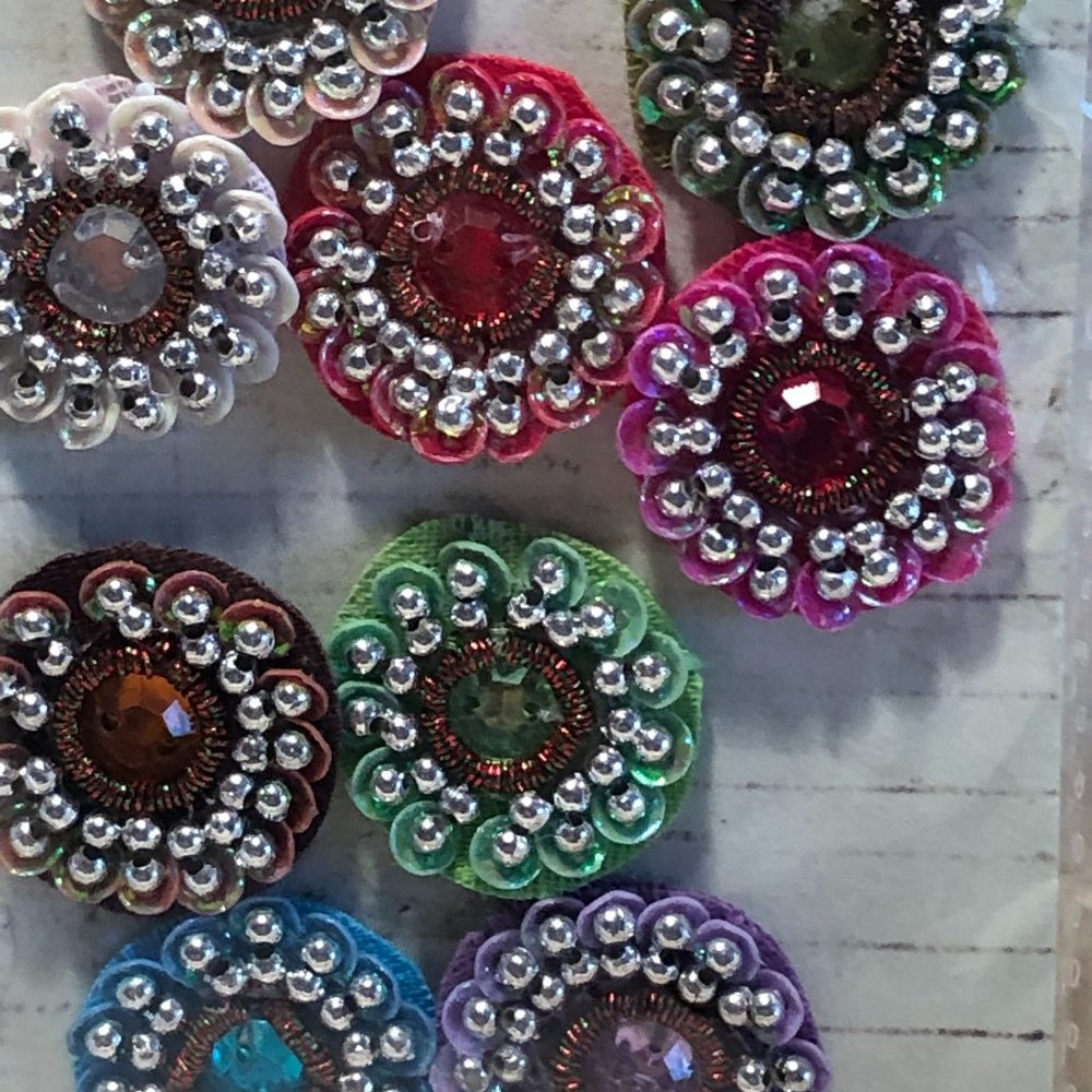 Mix of scrapbooking accessories, brads/pebbles and flowers - Picture 4 of 7